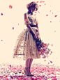 [人像摄影：玫瑰人生] 近日，英国籍名模兼歌手凯伦·艾尔森 (Karen Elson)身穿亚历山大·麦昆(Alexander McQueen) 2013春夏时装，登上《时尚芭莎》(Harper’s Bazaar)杂志 英国版5月号封面。凯伦·艾尔森此次为《时尚芭莎》所拍摄的这组主题为“玫瑰人生”的照片重在凸显春天的气息。摄影师阿列克斯?卢波密斯克 (Alexi Lubomirski)将绽放在玫瑰世界中的凯伦的一颦一笑 一一捕捉入镜。凯伦身着花瓣裙装，红色头发与背景花瓣完美 融......