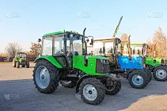 路上五颜六色的拖拉机