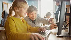 小学计算机科学课堂:聪明的女孩和男孩一起工作的肖像，使用个人计算机，学习信息学，网络安全，软件编码的