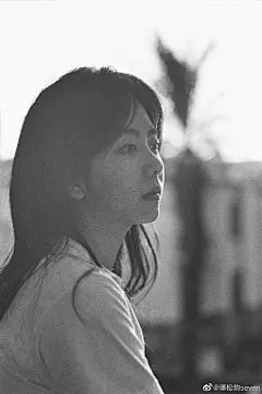 组图：谭松韵分享春日九宫格近照 光影变幻间尽显温柔恬静之美 : 4月13日，谭松韵在微博分享九宫格美照，照片中的她身穿白色打底短袖配牛仔套装，学生气十足，清纯可人，在光影变幻下尽显春日温暖之美。
