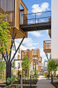 法国罗曼维尔161公寓 ·设计背后的概念可以描述为建筑质量的碎片化，这种视觉视角的创新使“这个城市街区更多样、更开放”，也减轻了对密度的感知，创造了更多的隐私，带给居民与邻居分离的幻觉，使整个社区所有人共享的框架和观点的增强——从居民到偶然的路人。
