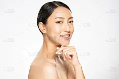 肖像美丽年轻的亚洲女人干净清新裸露的皮肤概念。亚洲女孩美容面部护肤和健康养生，面部护理，完美肌肤，自