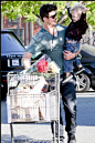一手抱着2岁的儿子Julian，一手推着一大车从超市采购的食品，美国嘻哈/饶舌创作白人歌手Robin Thicke非常有好爸风范。PS，娃儿他娘就是《碟中谍4》的女主Paula Patton。 
