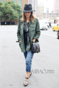 当地时间6月11日，辣妈杰西卡·奥尔芭 (Jessica Alba) 身穿军绿外套在纽约出街。