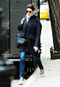 安妮·海瑟薇(Anne Hathaway) 穿廓形感十足的外套配印花鞋在纽约外出。