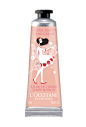 L'OCCITANE 欧舒丹护手霜推出限定设计系列“Miss L'OCCITANE”将于11月9日起限定发售。包装上是代表了法国·美国·巴西·中国·日本的“Miss 欧舒丹”，分别对应了不同香味。30ml 各1,512円 ​​​​