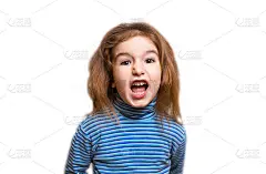 一个穿着蓝色条纹高领毛衣的白人小女孩愤怒地张着嘴，扭着脸，皱起了鼻子。否认，不愉快，愤怒，呸，恶心。