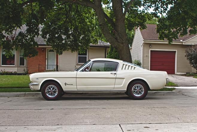 White vintage mustan...