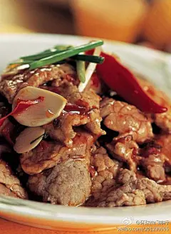 [葱爆羊肉] 
羊肉用酱油、味精、淀粉抓拌，腌10 分钟后倒出多余汁料，沥干；洋葱洗净切块，蒜洗净切片，大葱洗净切段 往锅里加油，烧热，倒入羊肉爆炒1 分钟，盛出 往炒锅里加油，倒入洋葱、蒜、葱，煸2 分钟至飘出香味，将炒过的羊肉入锅一同翻炒...