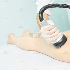 真空按摩设备。抗脂肪团身体矫正治疗。减肥仪器。女性和医生在医药沙龙