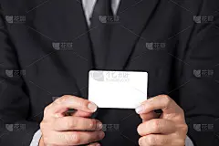 一个商人展示他的名片。