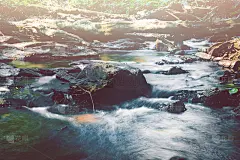 壁纸自然瀑布溪流。天然森林的溪流。泰国热带区域