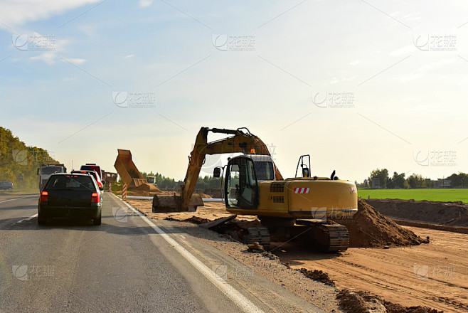 挖掘机在城市土方工程和道路建设中的应用。临时交通条例，禁止在公共公路上进行道路工程或活动