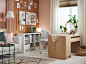 开放式客厅和白色、浅粉色与中性色调的创意角落，放着白色橡木书桌。