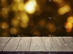 透视空的混凝土表面上模糊的金色模糊的灯光背景。