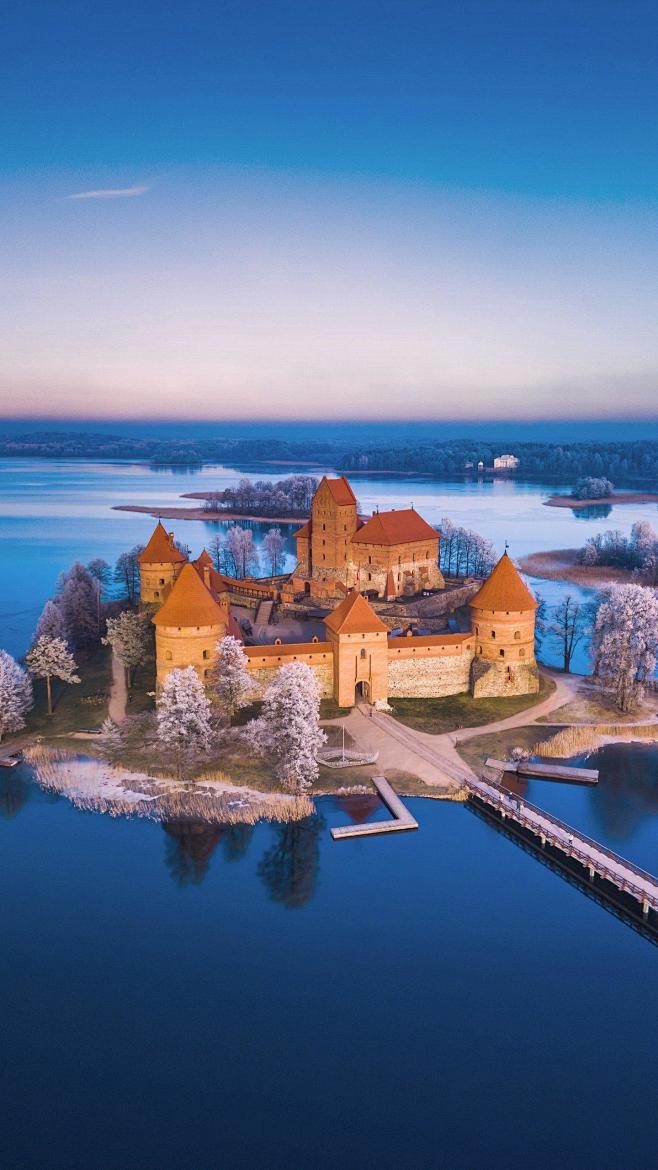 童话般的水上城堡，梦幻的红砖，精巧的木屋...