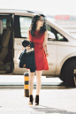 俞飞鸿身穿Longchamp红色短裙启程前往米兰时装周，一晃多年，惊鸿仙子美人依旧。photo by @AXstudio