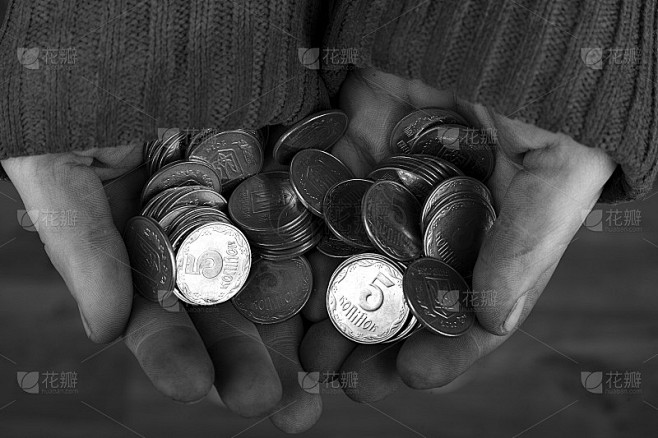 概念:贫穷和苦难，肮脏的手里拿着银币