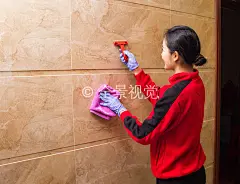 设备齐全的女清洁工上门做家政服务图片_设备齐全的女清洁工上门做家政服务图片大全_设备齐全的女清洁工上门做家政服务图片素材