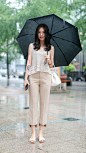 #街拍# 早安！
我在的城市最近一直下雨，你们那里呢？ ​​​​