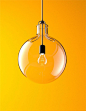 灯具设计之脑洞大开系列(3)-照明新闻-中国之光网荷兰设计师 Andrew Mitchell 日前推出了一款名为「Lamp No.2」的吊灯，采用了吹制玻璃的方式吹制出一个大大的灯泡造型，而真正的小灯泡是被一根金属线做成的支撑架吊在玻璃灯罩的中心，通过铁丝卡在大灯泡顶部的入口处。Lamp No.2 既适合新型节能灯泡的使用，亦可装入钨丝灯泡，透出复古的美感。