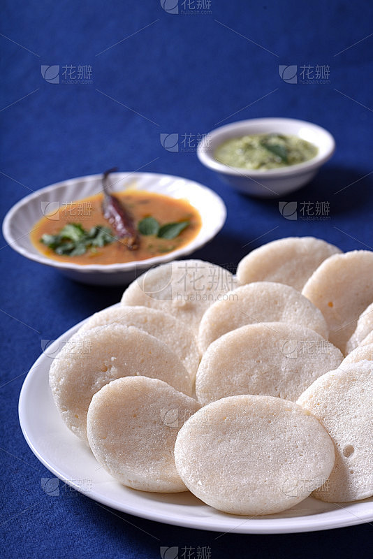 印度菜:南印度人最喜欢的食物rava Idli或小麦粉悠闲地或rava悠闲地，与酸辣酱和绿色酸辣酱一
