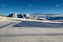 清晨，乐岗山被皑皑白雪覆盖