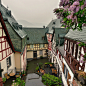 陡峭的葡萄园。半木结构房屋，蜿蜒的街道，风景如画的小镇。贝尔斯坦（Beilstein），摩泽尔 ，德国