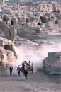 1979年，新疆吐鲁番。高昌古城遗迹，繁荣于公元五世纪到七世纪中期。在地里干完一天的活之后，农民们坐着马车回家。