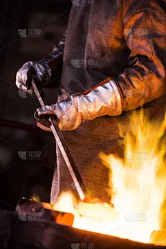 钢铁工人在某工业的防护服扒炉中