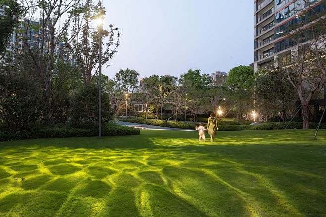 深圳深湾街心公园,水波纹灯光下的草坪夜景...