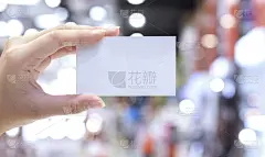 女人手拿名片