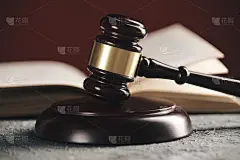 法律概念-在法庭或执法办公室的桌子上放上法官的木槌，以蓝色背景打开法律书。