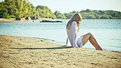 夏天沙滩美女风景桌面壁纸