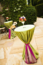 Wine glasses as centerpiece! Table cloths with ribbon in wedding colors (blue and green) or white: 