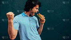 一个年轻英俊的男人在吃芝士汉堡的侧视图。一个饥饿的男人在快餐店外面吃汉堡包。卷头发的男人吃着街头小吃