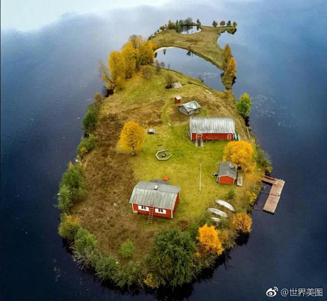 据说这是芬兰的一个小岛，一位摄影师用镜头...