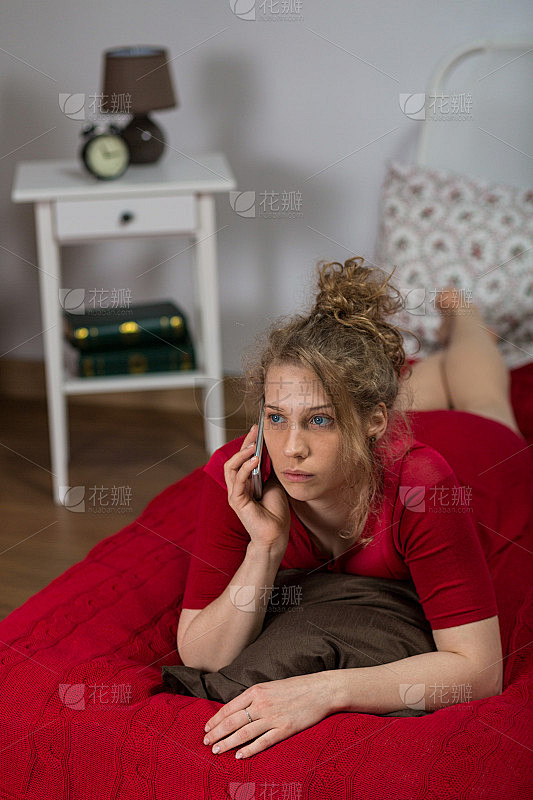 打电话的女人