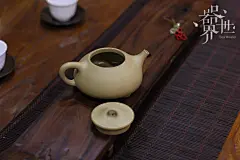 【器世界】精品紫砂茶具#宜兴名家紫砂茶壶 段泥石瓢壶# 全手工石瓢壶 茶具茶壶 壶身呈梯形，曲线柔和流畅，造型浑厚朴拙。足为钉足呈三角鼎立状支撑，给人以轻灵而稳重之感。壶身八字造型，造成一个主视角度内的呈型表面，亦曲亦直，皆显现简朴大方的气度。直流，简洁见力度，多为暗接处理，溶于壶身整体。