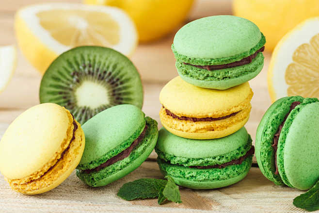 greenandyellowfrenchmacaronswithkiwilemonandmintdecorations