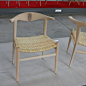 pp505 牛角椅 THE COW HORN CHAIR, 1952 Hans J. Wegner 牛角椅延续了The Chair的形态和理念。Hans J. Wegner将扶手和靠背整体简化成两个部分，并用精准的榫接将两者结合。