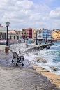 Chania, Crete, Greece。希腊克里特岛干尼亚，旧译“哈尼亚”，位于克里特岛西端，是仅次于伊拉克利翁的克里特岛第二大城市，在1971年之前，曾是克里特岛的行政中心。城内保存有浓厚的威尼斯遗风。克里特岛中保留者威尼斯风格的地方有几处，但保存完好的恐怕只有干尼亚，其中最出名的是威尼斯港Venetian Port。置身干尼亚，你会感觉象来到了电影中的中世纪。 #美景# #攻略# #古镇##希腊##旅行#