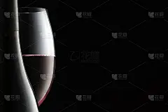 精英酒精的概念。一杯红酒和一瓶特写镜头。弯曲线条和复制空间