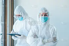 疫情危机期间，医务人员集体讨论工作。2名身穿个人防护服或个人防护装备的亚洲医生隔离新冠病毒(Covi