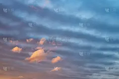 全屏的风景如画的日落云与一个有节奏的结构