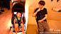 #我的鄰居連載# 劉氏夫妻把小孩丟著說要去買鹹酥雞，好不容易把孩子哄睡了，怎麼買這麼久還不回來，莫非“去買鹽酥雞”是什麼暗號？？ @劉家凱 這八個多月大孩子的棒棒腿到底是怎麼回事？