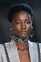 detail-defile-alexander-mcqueen-printemps-ete-2019-paris-detail-39.jpg (598×900)
