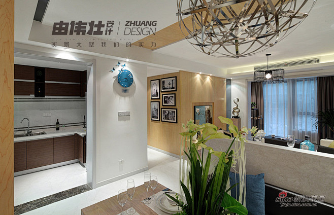 餐厅看客厅，对面是开放式厨房