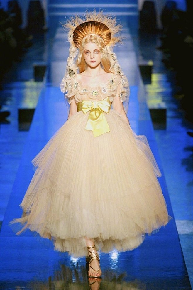 欧美风服装设计服饰太阳女神model