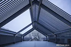 视野丨个性，就是校园的第一张名片_建筑 : 内部的整体布局极其规整，每根支撑柱形成一种韵律，但在设计师的手中，它们被重新赋予色彩与功能，通过细节处的点缀，铁艺隔断的添加，让整个内部空间充满了活泼与细致的情感表达。这让建筑的外立面与内部设计充满了戏剧性的…